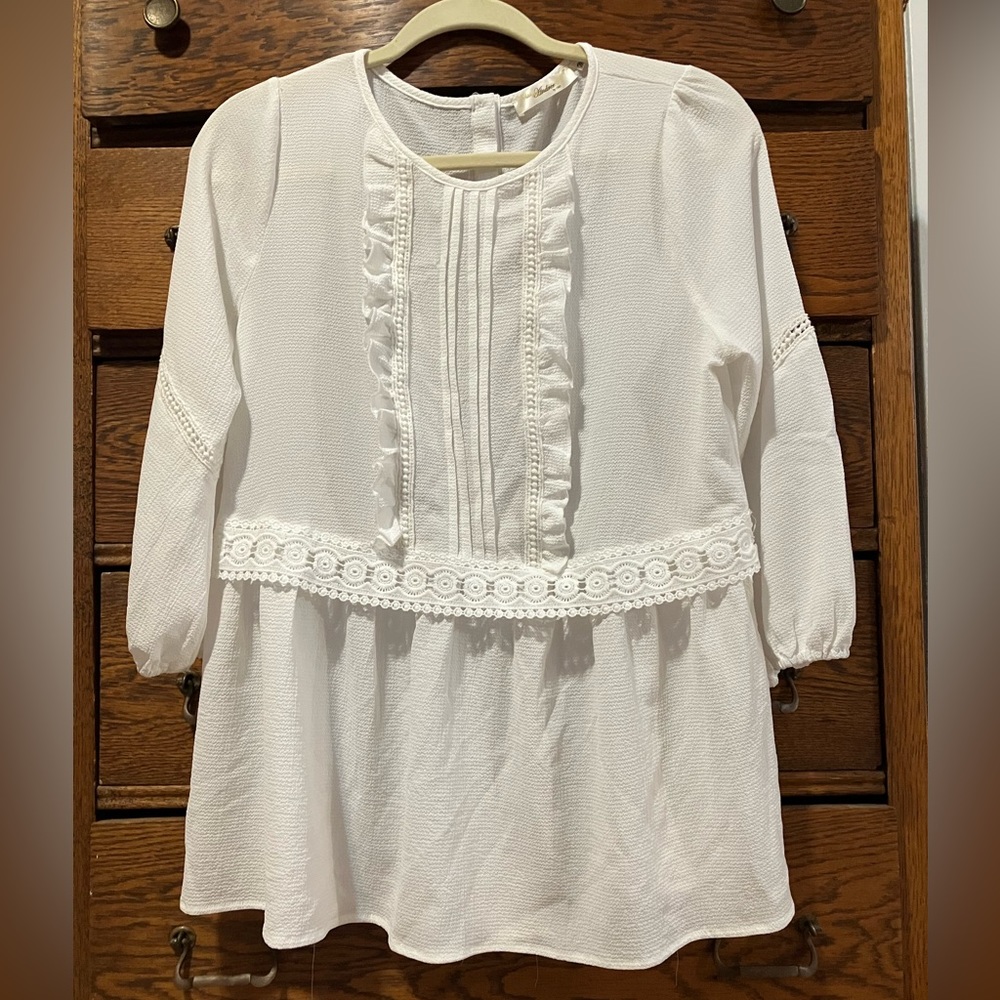 Andre’e by Unit white blouse Size M.